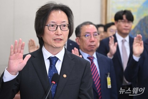선서하는 주병기 공정거래위원장