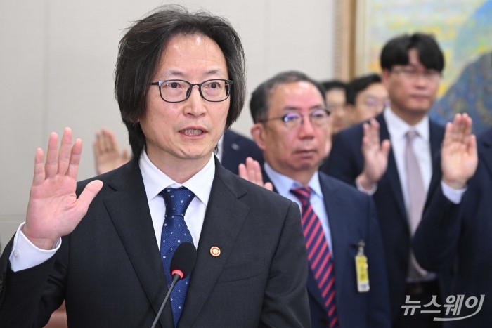주병기 공정거래위원장이 14일 오전 서울 여의도 국회 정무위원회에서 열린 공정거래위원회-개인정보보호위원회-소비자원 등에 대한 2025년도 국정감사에서 증인선서를 하고 있다. 사진=강민석 기자 kms@newsway.co.kr
