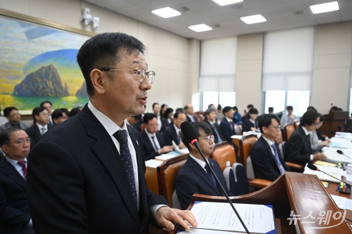 윤수현 한국소비자원장이 14일 오전 서울 여의도 국회 정무위원회에서 열린 공정거래위원회-개인정보보호위원회-소비자원 등에 대한 2025년도 국정감사에서 업무보고를 하고 있다. 사진=강민석 기자 kms@newsway.co.kr