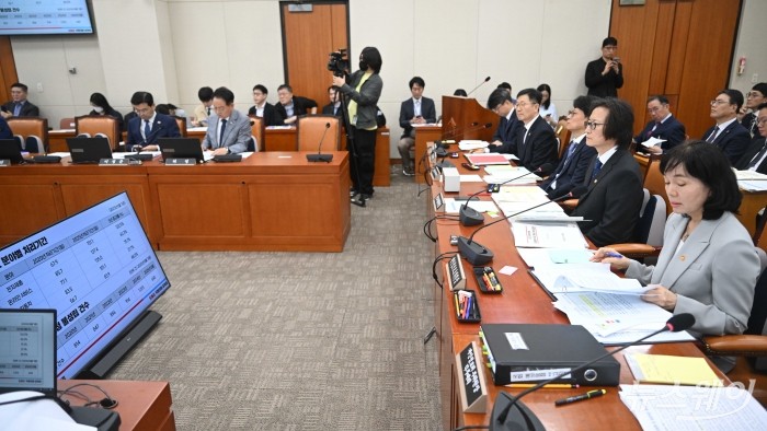 (왼쪽부터)최영근 한국공정거래조정원장, 윤수현 한국소비자원장, 남동일 공정거래위원회 부위원장, 주병기 공정거래위원장, 송경희 개인정보보호위원회 위원장이 14일 오전 서울 여의도 국회 정무위원회에서 열린 공정거래위원회-개인정보보호위원회-소비자원 등에 대한 2025년도 국정감사에서 자료를 시청하고 있다. 사진=강민석 기자 kms@newsway.co.kr
