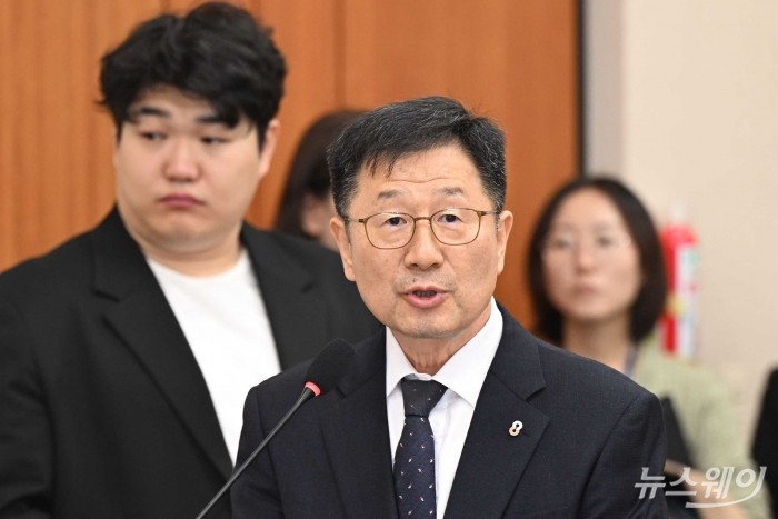 윤수현 한국소비자원장이 14일 오전 서울 여의도 국회 정무위원회에서 열린 공정거래위원회-개인정보보호위원회·소비자원 등에 대한 2025년도 국정감사에서 업무보고를 하고 있다. 사진=강민석 기자 kms@newsway.co.kr