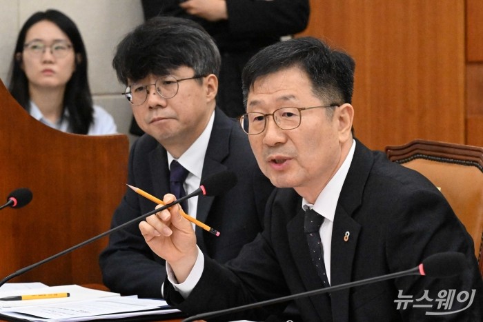 윤수현 한국소비자원장이 14일 오전 서울 여의도 국회 정무위원회에서 열린 공정거래위원회-개인정보보호위원회-소비자원 등에 대한 2025년도 국정감사에서 의원의 질의에 답변을 하고 있다. 사진=강민석 기자 kms@newsway.co.kr