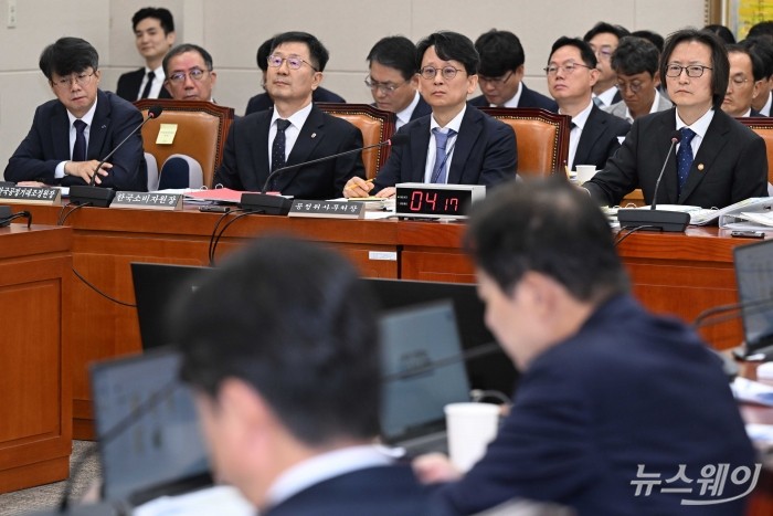 (왼쪽부터)최영근 한국공정거래조정원장, 윤수현 한국소비자원장, 남동일 공정거래위원회 부위원장, 주병기 공정거래위원장이 14일 오전 서울 여의도 국회 정무위원회에서 열린 공정거래위원회-개인정보보호위원회-소비자원 등에 대한 2025년도 국정감사에서 의원의 질의를 경청하고 있다. 사진=강민석 기자 kms@newsway.co.kr