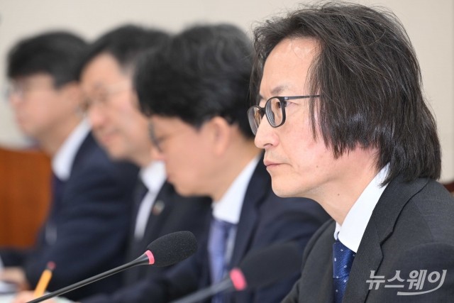 '명륜진사갈비 대부업 의혹' 등 질의 경청하는 주병기 공정거래위원장