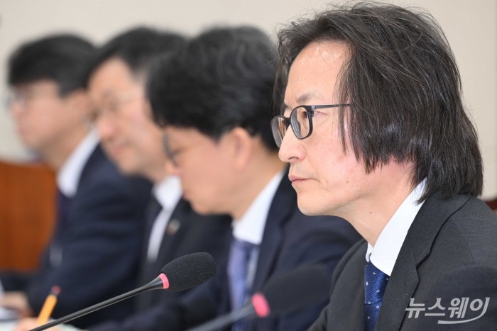 주병기 공정거래위원장이 14일 오전 서울 여의도 국회 정무위원회에서 열린 공정거래위원회-개인정보보호위원회-소비자원 등에 대한 2025년도 국정감사에서 의원의 질의를 경청하고 있다. 사진=강민석 기자 kms@newsway.co.kr