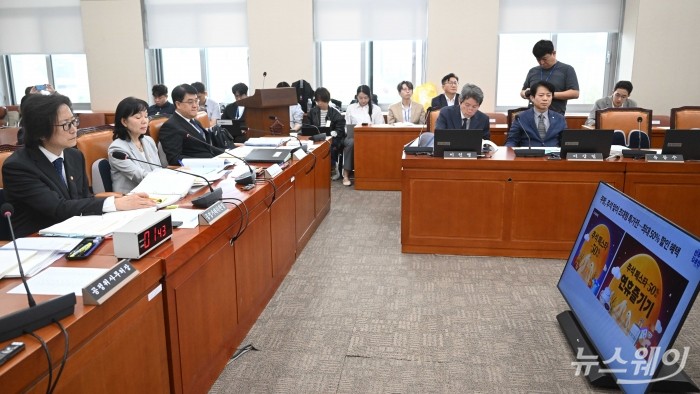 주병기 공정거래위원장과 송경희 개인정보보호위원회 위원장이 14일 오전 서울 여의도 국회 정무위원회에서 열린 공정거래위원회-개인정보보호위원회-소비자원 등에 대한 2025년도 국정감사에서 '쿠팡, 추석맞이 초대형 특가전' 관련 자료를 시청하고 있다. 사진=강민석 기자 kms@newsway.co.kr