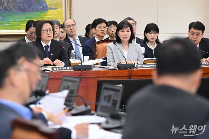 주병기 공정거래위원장과 송경희 개인정보보호위원회 위원장이 14일 오전 서울 여의도 국회 정무위원회에서 열린 공정거래위원회-개인정보보호위원회-소비자원 등에 대한 2025년도 국정감사에서 의원의 질의를 경청하고 있다. 사진=강민석 기자 kms@newsway.co.kr