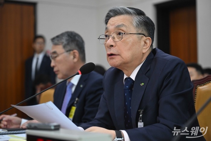 이한준 LH 사장이 14일 오후 서울 여의도 국회 국토교통위원회에서 열린 한국토지주택공사-국토안전관리원 등에 대한 2025년도 국정감사에서 의원의 질문에 답변하고 있다. 사진=강민석 기자 kms@newsway.co.kr