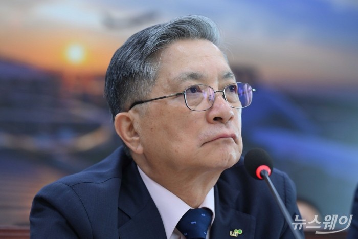 이한준 LH 사장이 14일 오후 서울 여의도 국회 국토교통위원회에서 열린 한국토지주택공사-국토안전관리원 등에 대한 2025년도 국정감사에서 의원의 질문을 경청하고 있다. 사진=강민석 기자 kms@newsway.co.kr