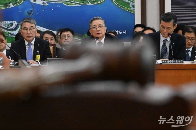 국감장 찾은 이한준 LH사장 "직접 시행을 통해 '땅 장사' 오명 벗어나겠다"