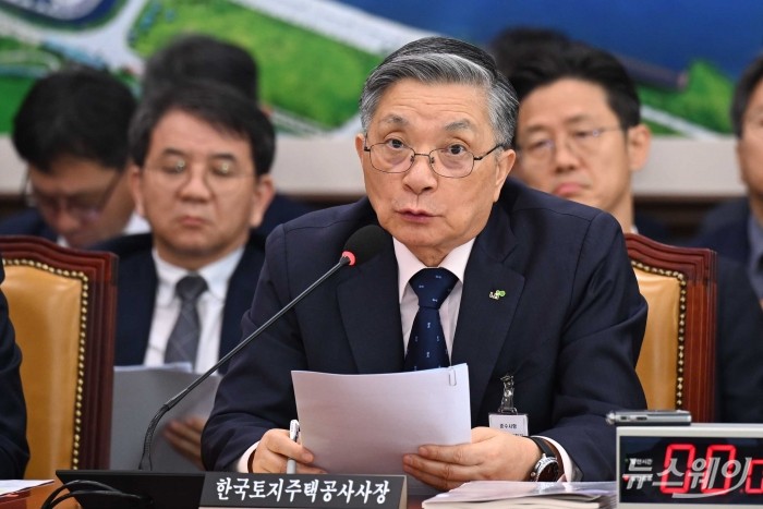 이한준 LH 사장이 14일 오후 서울 여의도 국회 국토교통위원회에서 열린 한국토지주택공사-국토안전관리원 등에 대한 2025년도 국정감사에서 의원의 질문에 답변하고 있다. 사진=강민석 기자 kms@newsway.co.kr