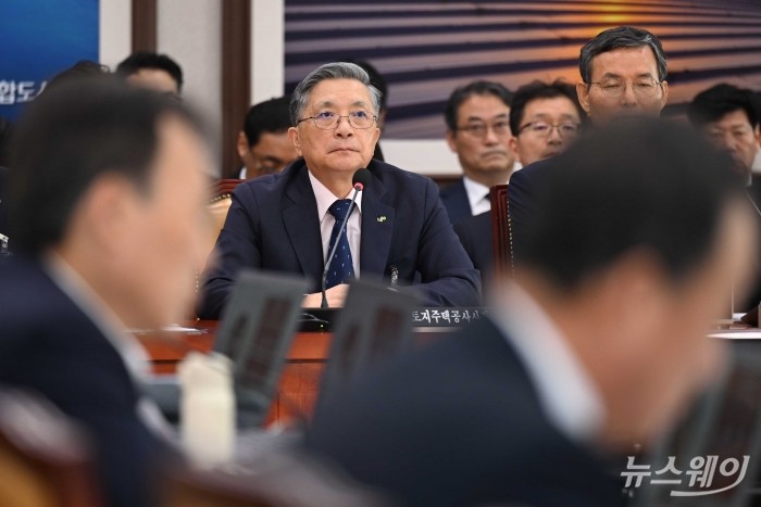 이한준 LH 사장이 14일 오후 서울 여의도 국회 국토교통위원회에서 열린 한국토지주택공사-국토안전관리원 등에 대한 2025년도 국정감사에서 의원의 질문을 경청하고 있다. 사진=강민석 기자 kms@newsway.co.kr