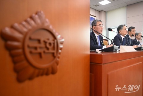 국토위 국감 질의 답변하는 이한준 LH사장