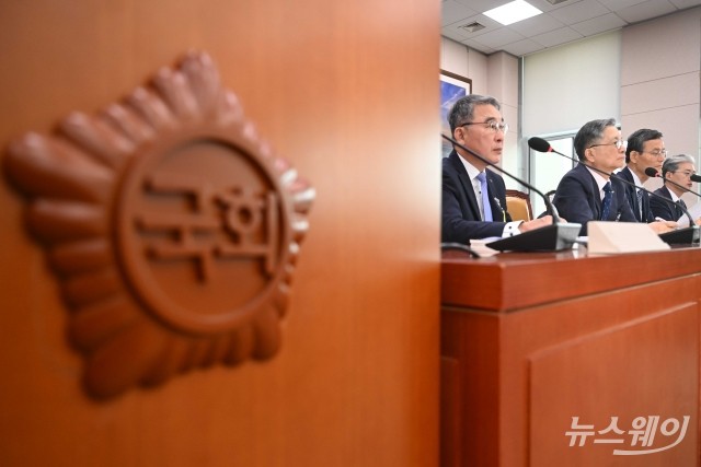 국토위 국감 질의 답변하는 이한준 LH사장