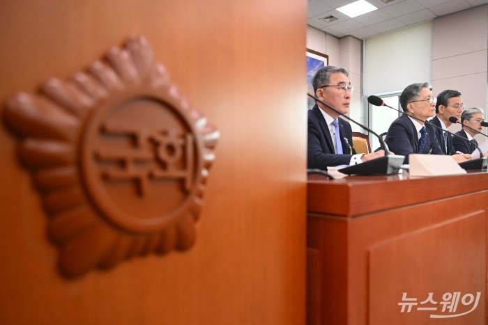 (왼쪽 두 번째)이한준 LH 사장이 14일 오후 서울 여의도 국회 국토교통위원회에서 열린 한국토지주택공사-국토안전관리원 등에 대한 2025년도 국정감사에서 의원의 질문에 답변하고 있다. 사진=강민석 기자 kms@newsway.co.kr