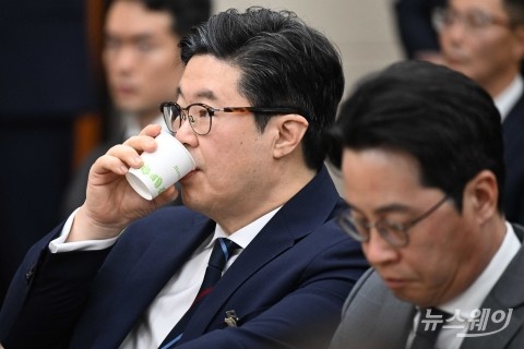 국감 증인 출석해 물 마시는 김병주 MBK파트너스 회장