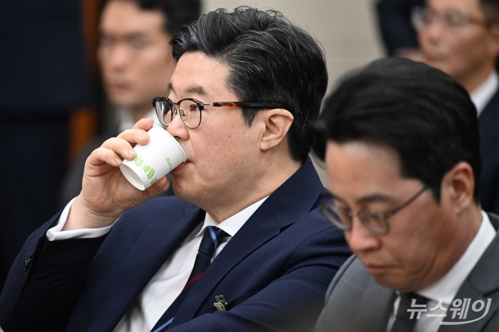 김병주 MBK파트너스 회장이 14일 오후 서울 여의도 국회 정무위원회에서 열린 공정거래위원회, 개인정보보호위원회, 소비자원 등에 대한 2025년도 국정감사에 증인으로 출석해 의원의 질의를 경청하던 중 물을 마시고 있다. (오른쪽)조좌진 롯데카드대표이사. 사진=강민석 기자 kms@newsway.co.kr