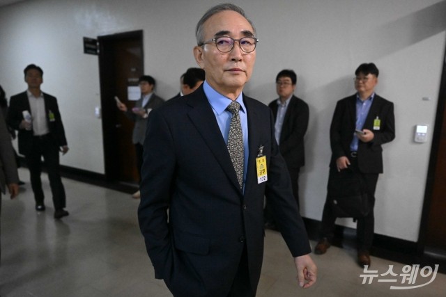 증인 신분으로 국감장 향하는 김영섭 KT 대표이사