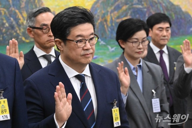 증인선서하는 김병주 회장과 김광일·조주연 대표