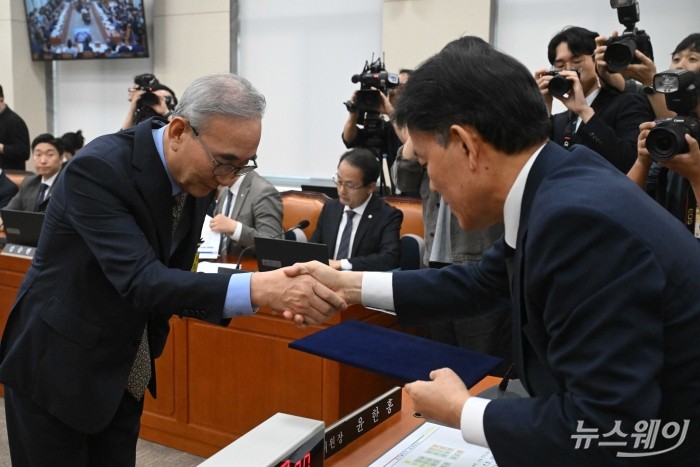 김영섭 KT 대표이사가 14일 오후 서울 여의도 국회 정무위원회에서 열린 공정거래위원회-개인정보보호위원회-소비자원 등에 대한 2025년도 국정감사에서 증인선서를 마친 뒤 선서문을 윤한홍 정무위원장에게 제출하고 있다. 사진=강민석 기자 kms@newsway.co.kr
