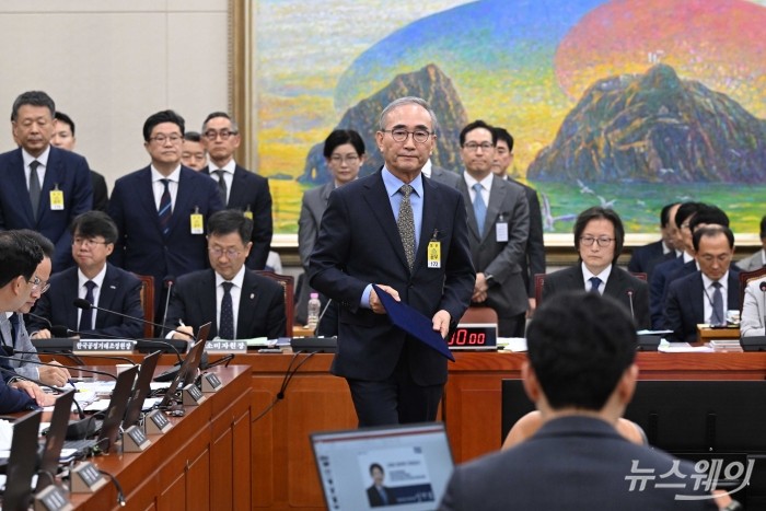 김영섭 KT 대표이사가 14일 오후 서울 여의도 국회 정무위원회에서 열린 공정거래위원회-개인정보보호위원회-소비자원 등에 대한 2025년도 국정감사에서 증인선서를 마친 뒤 선서문을 윤한홍 정무위원장에게 제출하기 위해 이동하고 있다. 사진=강민석 기자 kms@newsway.co.kr