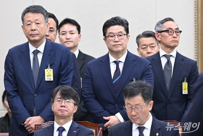(오른쪽)김병주 MBK파트너스 회장과 김광일 홈플러스 대표이사가 14일 오후 서울 여의도 국회 정무위원회에서 열린 공정거래위원회-개인정보보호위원회-소비자원 등에 대한 2025년도 국정감사에 증인으로 출석해 증인선서를 한 뒤 잠시 자리에 서 있다. 사진=강민석 기자 kms@newsway.co.kr