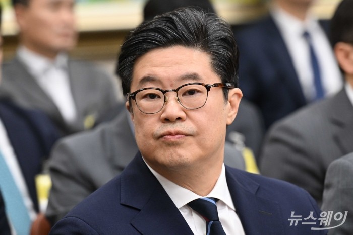 김병주 MBK파트너스 회장이 14일 오후 서울 여의도 국회 정무위원회에서 열린 공정거래위원회-개인정보보호위원회-소비자원 등에 대한 2025년도 국정감사에 증인으로 출석해 자리하고 있다. 사진=강민석 기자 kms@newsway.co.kr