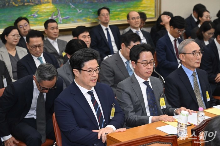(앞 줄 왼쪽 첫 번째)김병주 MBK파트너스 회장과 조좌진 롯데카드 대표이사, 김영섭 KT 대표이사가 14일 오후 서울 여의도 국회 정무위원회에서 열린 공정거래위원회-개인정보보호위원회-소비자원 등에 대한 2025년도 국정감사에 증인으로 출석해 자리하고 있다. 사진=강민석 기자 kms@newsway.co.kr