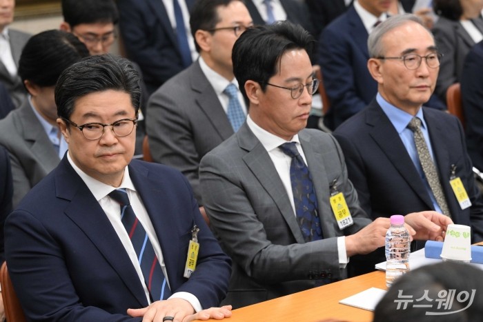 (앞 줄 왼쪽 첫 번째)김병주 MBK파트너스 회장과 조좌진 롯데카드 대표이사, 김영섭 KT 대표이사가 14일 오후 서울 여의도 국회 정무위원회에서 열린 공정거래위원회-개인정보보호위원회-소비자원 등에 대한 2025년도 국정감사에 증인으로 출석해 자리하고 있다. 사진=강민석 기자 kms@newsway.co.kr