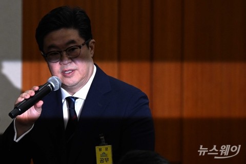 '출국정지'·'홈플 먹튀' 등 논란···드디어 입 연 김병주 MBK 회장