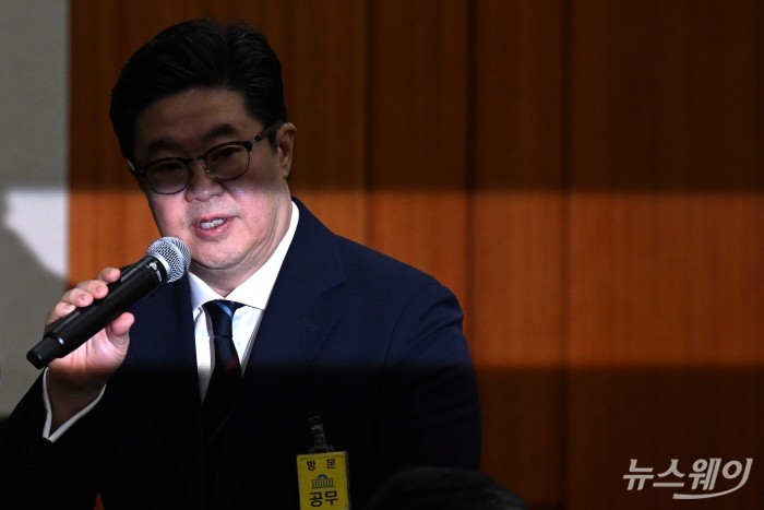 김병주 MBK파트너스 회장이 14일 오후 서울 여의도 국회 정무위원회에서 열린 공정거래위원회-개인정보보호위원회-소비자원 등에 대한 2025년도 국정감사에 증인으로 출석해 의원의 질문에 답변하고 있다. 사진=강민석 기자 kms@newsway.co.kr