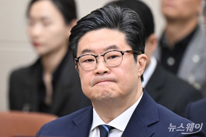김병주 MBK파트너스 회장이 14일 오후 서울 여의도 국회 정무위원회에서 열린 공정거래위원회, 개인정보보호위원회, 소비자원 등에 대한 2025년도 국정감사에 증인으로 출석해 입을 앙 다물고 있다. 사진=강민석 기자 kms@newsway.co.kr