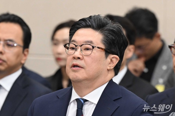 김병주 MBK파트너스 회장이 14일 오후 서울 여의도 국회 정무위원회에서 열린 공정거래위원회-개인정보보호위원회-소비자원 등에 대한 2025년도 국정감사에 증인으로 출석해 입을 열고 자리에 자리하고 있다. 사진=강민석 기자 kms@newsway.co.kr