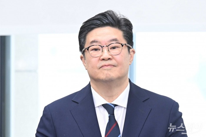 김병주 MBK파트너스 회장이 14일 오후 서울 여의도 국회 정무위원회에서 열린 공정거래위원회, 개인정보보호위원회, 소비자원 등에 대한 2025년도 국정감사에 증인으로 출석해 입을 앙 다물고 의원의 질문을 경청하고 있다. 사진=강민석 기자 kms@newsway.co.kr