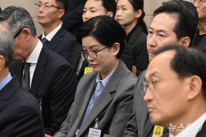 조주연 홈플러스 공동 대표가 14일 오후 서울 여의도 국회 정무위원회에서 열린 공정거래위원회, 개인정보보호위원회, 소비자원 등에 대한 2025년도 국정감사에 증인으로 출석해 의원의 질의를 경청하고 있다. 사진=강민석 기자 kms@newsway.co.kr