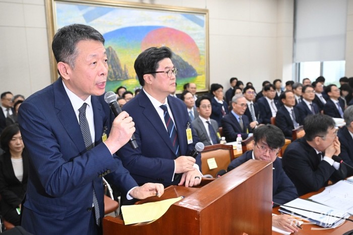김광일 홈플러스 대표이사가 14일 오후 서울 여의도 국회 정무위원회에서 열린 공정거래위원회, 개인정보보호위원회, 소비자원 등에 대한 2025년도 국정감사에서 의원의 질의에 답변하고 있다. (오른쪽)김병주 MBK파트너스 회장. 사진=강민석 기자 kms@newsway.co.kr
