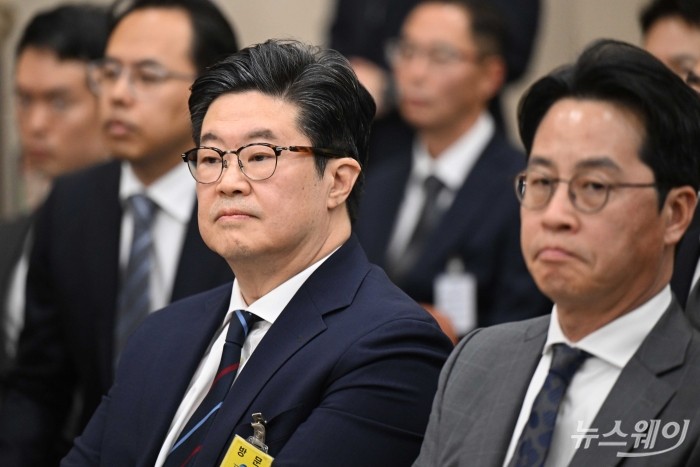 (왼쪽)김병주 MBK파트너스 회장과 조좌진 롯데카드 대표이사가 14일 오후 서울 여의도 국회 정무위원회에서 열린 공정거래위원회-개인정보보호위원회-소비자원 등에 대한 2025년도 국정감사에 증인으로 출석해 의원 질문을 경청하고 있다. 사진=강민석 기자 kms@newsway.co.kr