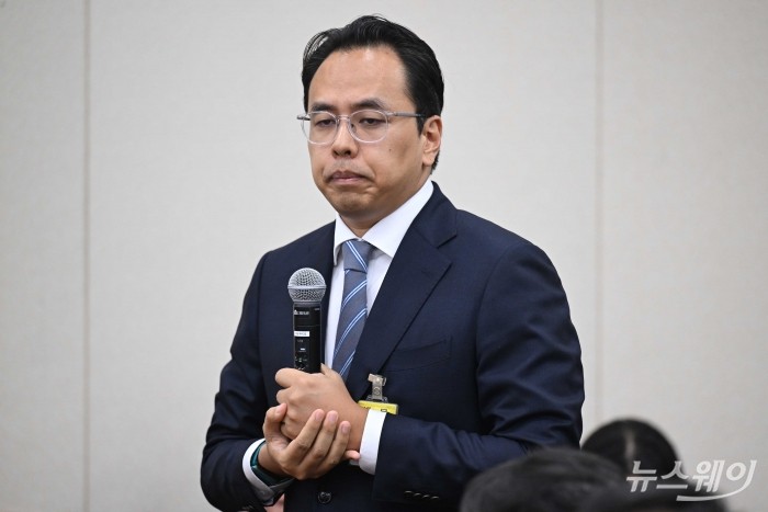 김범석 우아한형제들 대표가 14일 오후 서울 여의도 국회 정무위원회에서 열린 공정거래위원회-개인정보보호위원회-소비자원 등에 대한 2025년도 국정감사에 증인으로 출석해 의원의 질문을 경청하고 있다. 사진=강민석 기자 kms@newsway.co.kr