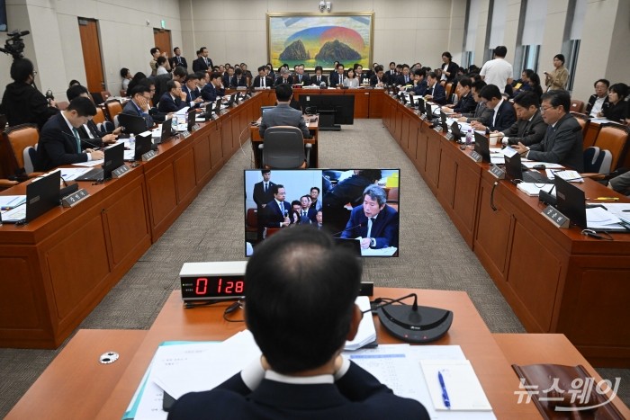 김범석 우아한형제들 대표가 14일 오후 서울 여의도 국회 정무위원회에서 열린 공정거래위원회-개인정보보호위원회-소비자원 등에 대한 2025년도 국정감사에 증인으로 출석해 의원의 질문에 답변을 하고 있다. 사진=강민석 기자 kms@newsway.co.kr