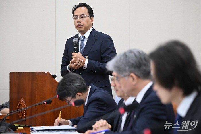 김범석 우아한형제들 대표가 14일 오후 서울 여의도 국회 정무위원회에서 열린 공정거래위원회-개인정보보호위원회-소비자원 등에 대한 2025년도 국정감사에 증인으로 출석해 의원의 질문을 경청하고 있다. 사진=강민석 기자 kms@newsway.co.kr