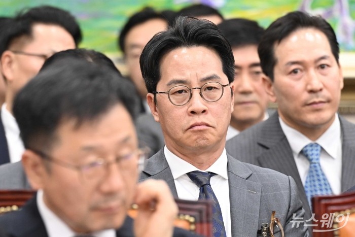 조좌진 롯데카드 대표이사가 14일 오후 서울 여의도 국회 정무위원회에서 열린 공정거래위원회, 개인정보보호위원회, 소비자원 등에 대한 2025년도 국정감사에 증인으로 출석해 의원의 질의를 경청하고 있다. 사진=강민석 기자 kms@newsway.co.kr