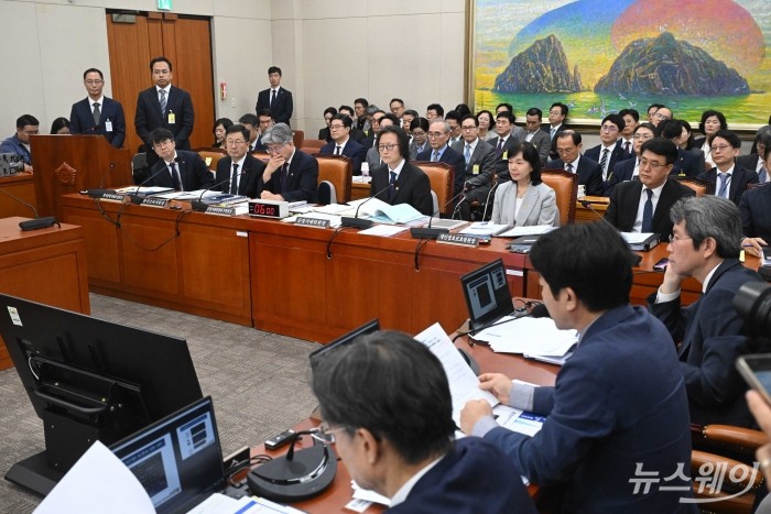 (발언대 오른쪽)김범석 우아한형제들 대표이사와 김명규 쿠팡이츠서비스 대표이사가 14일 오후 서울 여의도 국회 정무위원회에서 열린 공정거래위원회-개인정보보호위원회-소비자원 등에 대한 2025년도 국정감사에 증인으로 출석해 의원의 질문을 경청하고 있다. 사진=강민석 기자 kms@newsway.co.kr