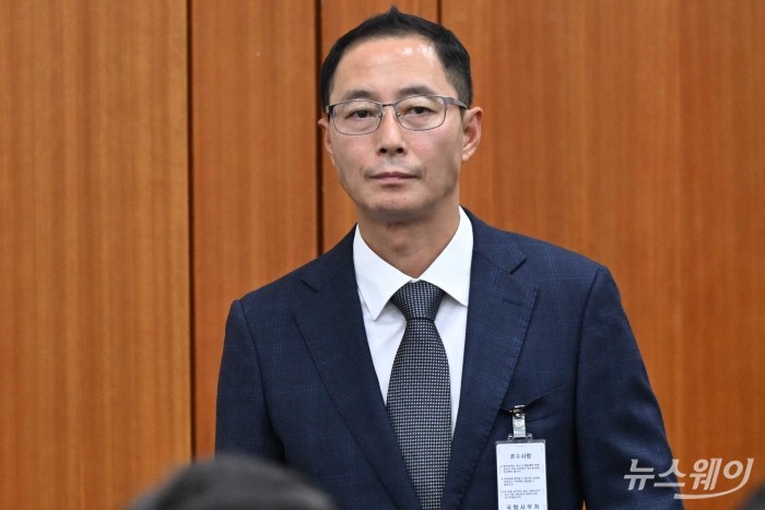 김명규 쿠팡이츠서비스 대표이사가 14일 오후 서울 여의도 국회 정무위원회에서 열린 공정거래위원회-개인정보보호위원회-소비자원 등에 대한 2025년도 국정감사에 증인으로 출석해 의원의 질문에 답변하기 위해 발언대로 향하고 있다. 사진=강민석 기자 kms@newsway.co.kr