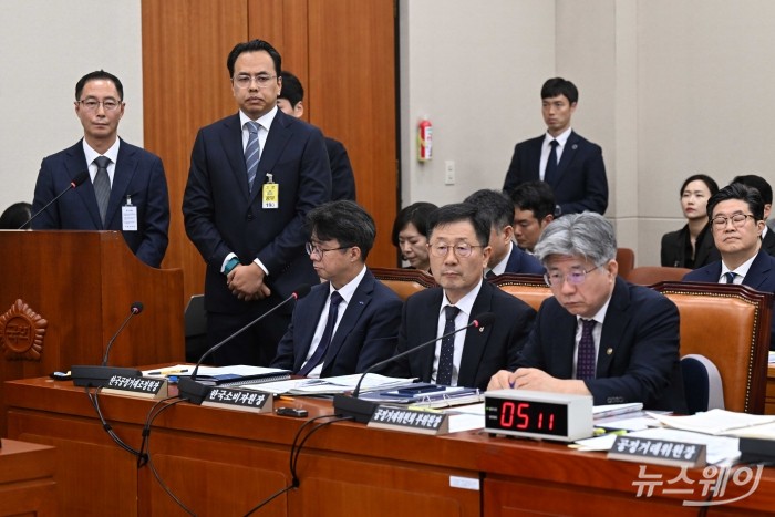 (발언대 오른쪽)김범석 우아한형제들 대표이사와 김명규 쿠팡이츠서비스 대표이사가 14일 오후 서울 여의도 국회 정무위원회에서 열린 공정거래위원회-개인정보보호위원회-소비자원 등에 대한 2025년도 국정감사에 증인으로 출석해 의원의 질문을 경청하고 있다. 사진=강민석 기자 kms@newsway.co.kr