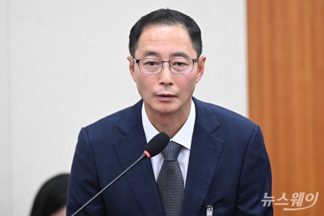 질타 받고 답변하는 김명규 쿠팡이츠서비스 대표