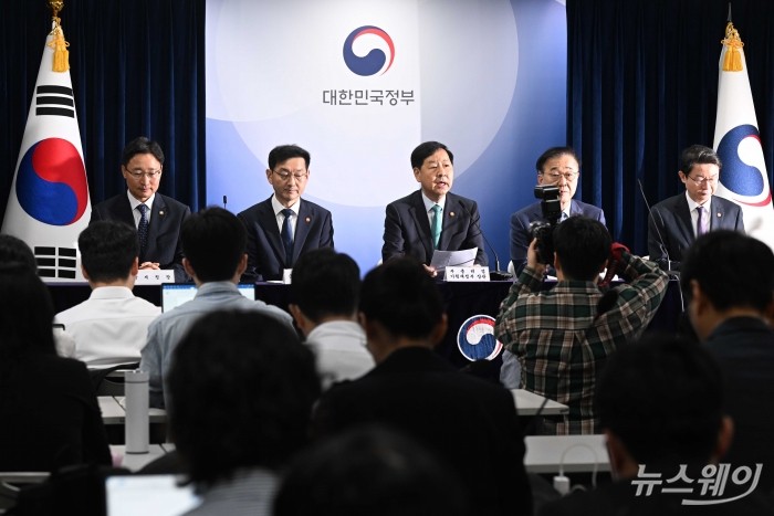 (왼쪽 세 번째)구윤철 경제부총리 겸 기획재정부 장관이 15일 오전 서울 종로구 정부서울청사에서 주택시장 안정화대책 관련 관계부처 합동 발표를 하고 있다. 사진=강민석 기자 kms@newsway.co.kr