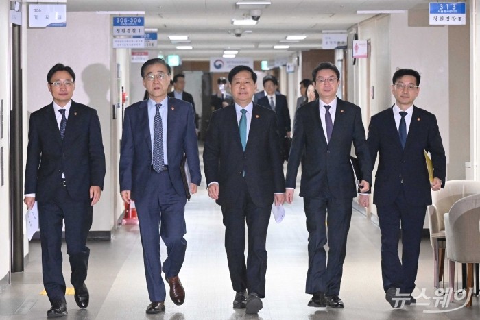 구윤철 경제부총리 겸 기획재정부 장관을 비롯한 주요 관계부처 장관들이 15일 오전 서울 종로구 정부서울청사에서 주택시장 안정화대책 관련 합동 발표를 하기 위해 발표장으로 들어서고 있다. (왼쪽부터)임광현 국세청장, 김윤덕 국토교통부 장관, 구 부총리, 이억원 금융위원장, 윤창렬 국무조정실장. 사진=강민석 기자 kms@newsway.co.kr