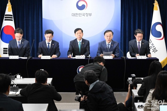 (오른쪽 두 번째)김윤덕 국토교통부 장관이 15일 오전 서울 종로구 정부서울청사에서 주택시장 안정화대책 관련 관계부처 합동 발표를 하고 있다. 사진=강민석 기자 kms@newsway.co.kr