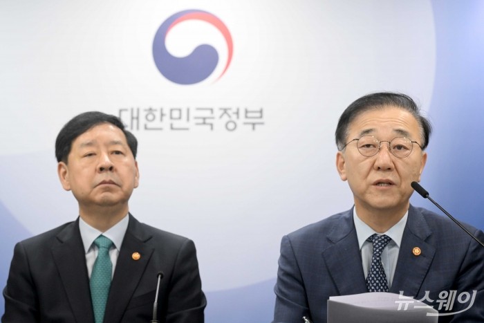 김윤덕 국토교통부 장관이 15일 오전 서울 종로구 정부서울청사에서 주택시장 안정화대책 관련 관계부처 합동 발표를 하고 있다. (왼쪽)구윤철 경제부총리 겸 기획재정부 장관. 사진=강민석 기자 kms@newsway.co.kr