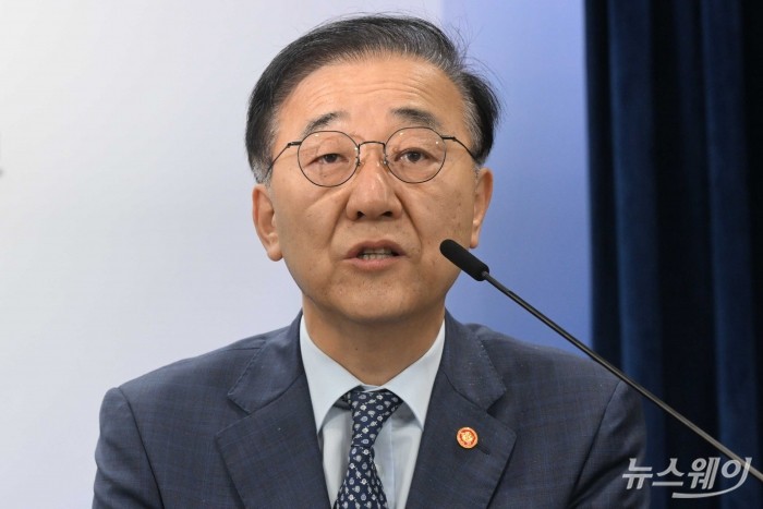 김윤덕 국토교통부 장관이 15일 오전 서울 종로구 정부서울청사에서 주택시장 안정화대책 관련 관계부처 합동 발표를 하고 있다. 사진=강민석 기자 kms@newsway.co.kr